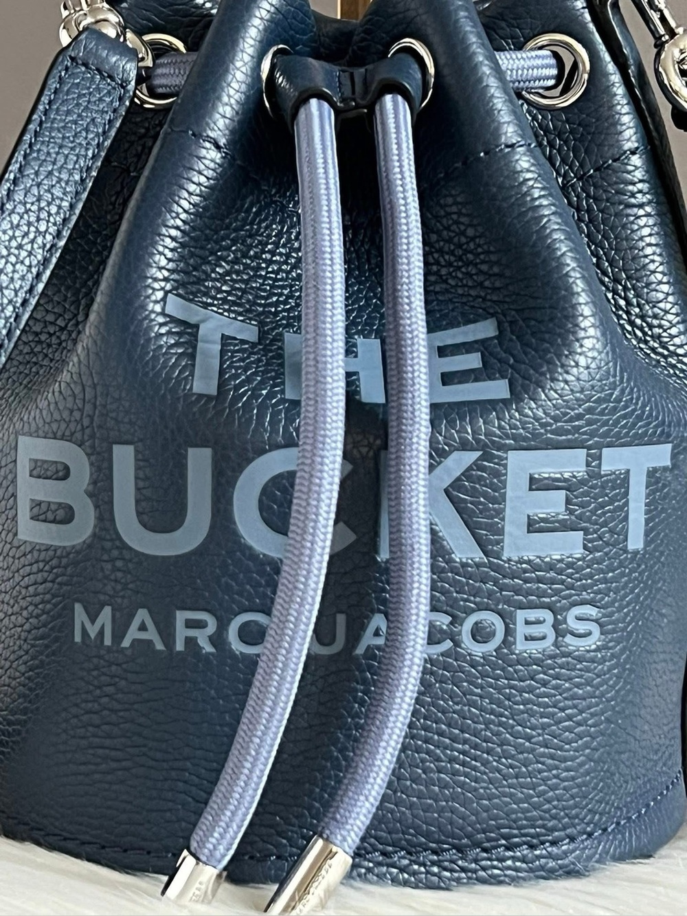 H652L01PF22 - Marc Jacobs The Leather Bucket Bag - Picture 4 of 16